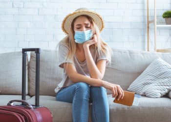 Corona Reise Maske und Koffer